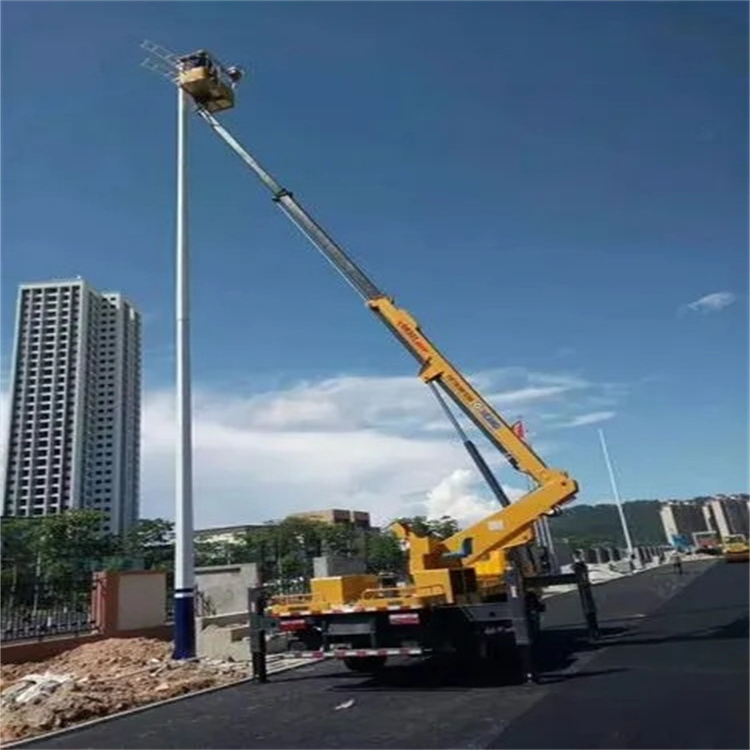 卫东维修路灯的曲臂升降车出租