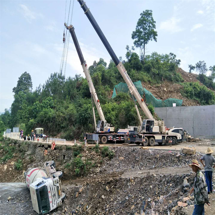 卫东汽车掉沟里叫吊车救援要多少钱